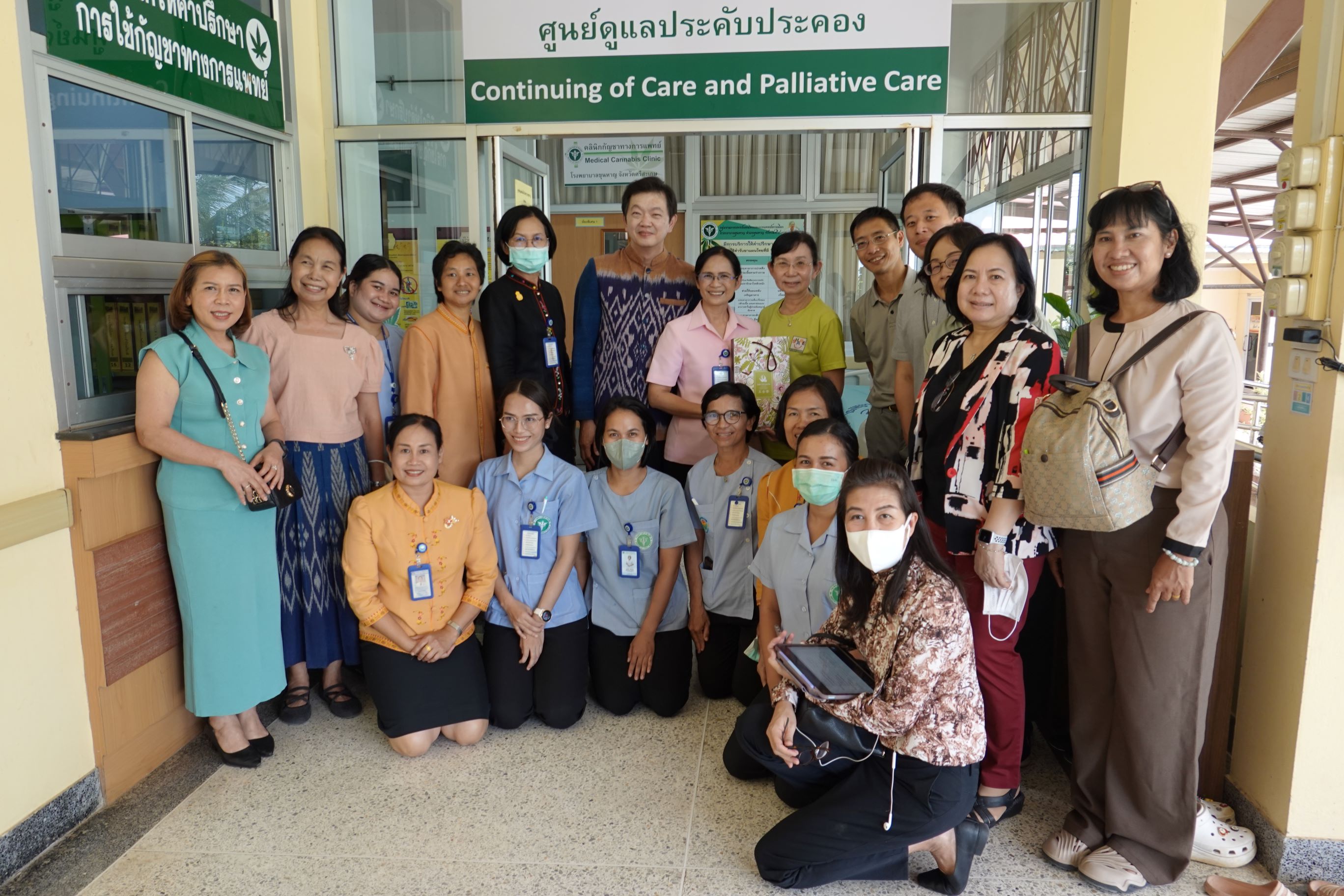  泰國傳統醫藥司副司長Dr. Khwanchai帶領參訪泰國Khunhan醫院合影。